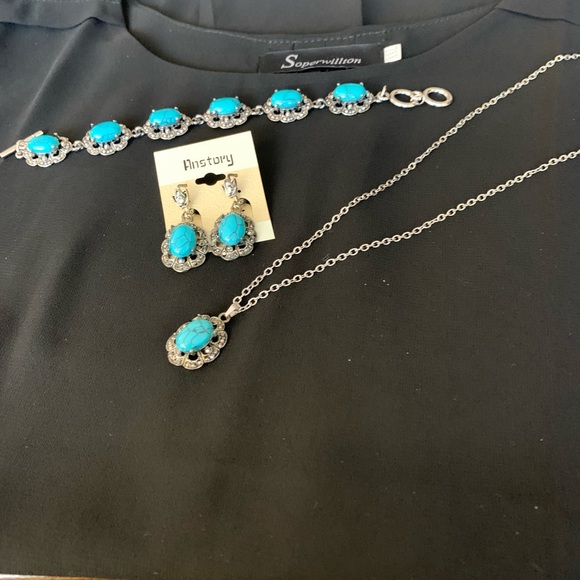 Simulated Turquoise wrapped in silver-tone setting. - Picture 1 of 5